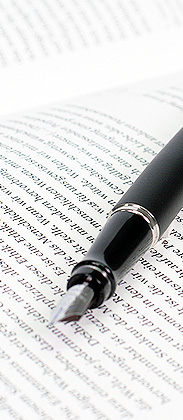 Symbolbild: Füller auf einer Seite mit Text